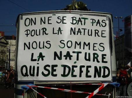 "Wir kämpfen nicht für die Natur—wir sind die Natur, die sich verteidigt." Plakat in Notre-Dame-des-Landes, Quelle: https://reporterre.net/Nous-ne-defendons-pas-la-nature-nous-sommes-la-nature-qui-se-defend