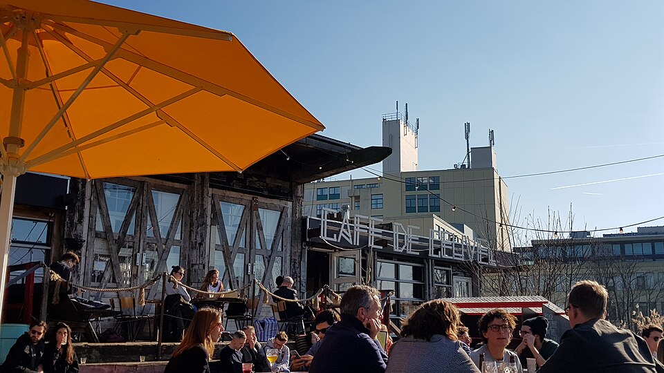 Projektgebiet "De Ceuvel" in Amsterdam-Noord. Bild: Jam Willem Doormembal. Quelle: https://commons.wikimedia.org/wiki/File:Cafe_de_Ceuvel_(40222344863).jpg. This file is licensed under the Creative Commons Attribution 2.0 Generic license.