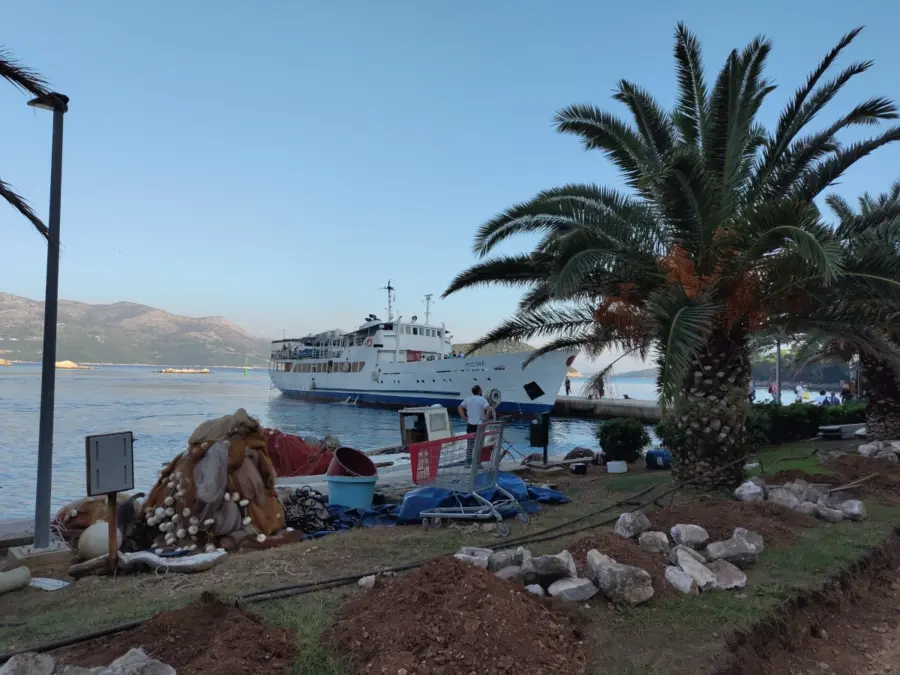 Die Postira im Hafen von Suđurađ