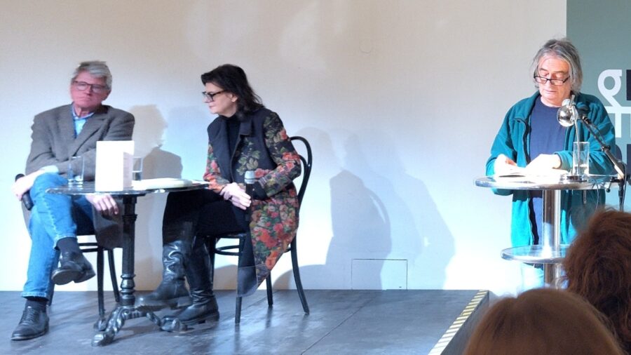 Rudi Wiederhofer liest aus Ludwig Birós Autobiographe „Die erste Hälfte meines Lebens“. Im Hintergrund Christian Fleck und Barbara Lorenz. Grazmuseum, 21.1.2026